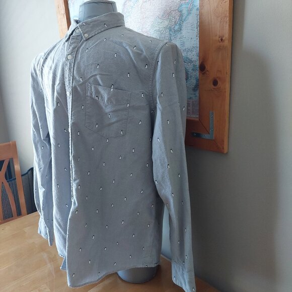 American Eagle Men's Button Down Shirt Size X-Large Grey Penguin Design - Picture 4 of 12